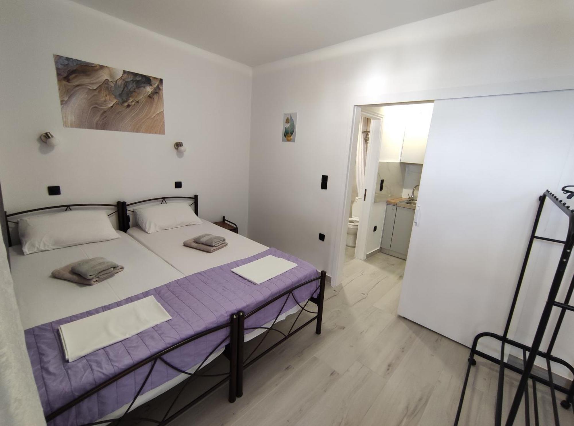 Lions 2 Studios & Apartments, Poros Island. Poros Town Exterior foto